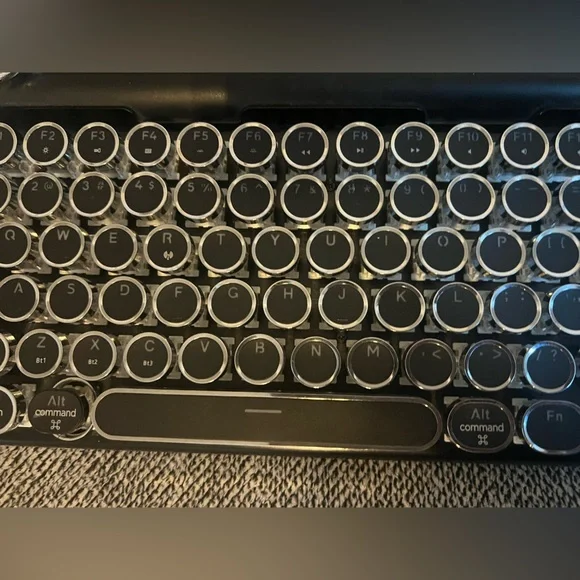 Retro Mechanical Keyboard - Black - Picture 2 of 4